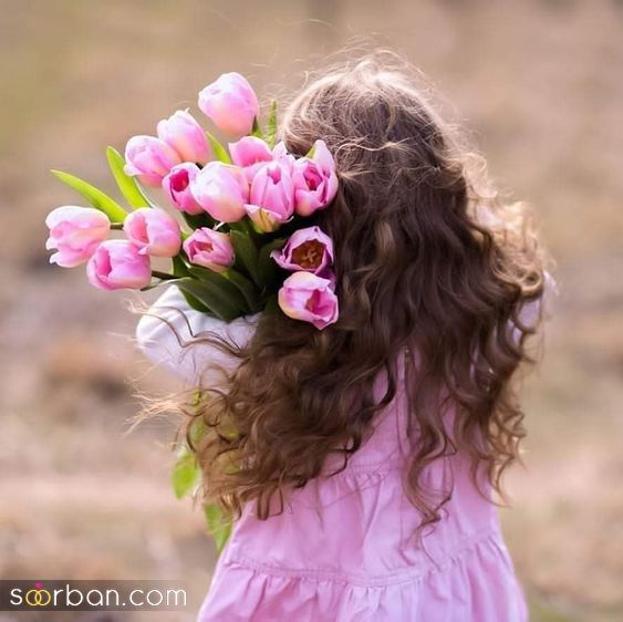 ژست عکاسی کودک با گل  2024 | جدیدترین ایده های عکس از کودک با گل و گیاه