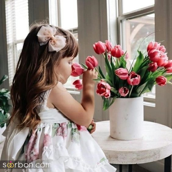 ژست عکاسی کودک با گل  2024 | جدیدترین ایده های عکس از کودک با گل و گیاه