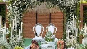 گل آرایی جایگاه فضای باز عروسی 1403 اینجا ایده گل آرایی جایگاه عروس و داماد در باغ تالار می بینی!