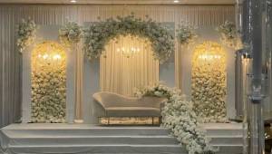 گل آرایی جایگاه تالار عروسی 1403 با جدیدترین دیزاین جایگاه عروس و داماد با گل طبیعی در تالارهای عروسی