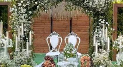 گل آرایی جایگاه فضای باز عروسی 1403 اینجا ایده گل آرایی جایگاه عروس و داماد در باغ تالار می بینی!