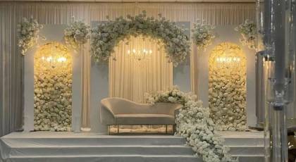 گل آرایی جایگاه تالار عروسی 1403 با جدیدترین دیزاین جایگاه عروس و داماد با گل طبیعی در تالارهای عروسی